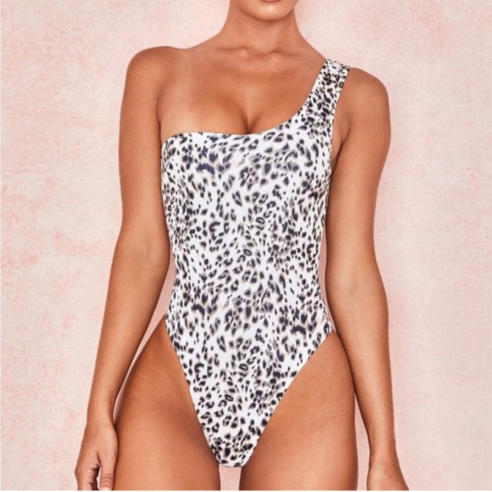 House of CB leopard print swimsuit! ☀️
